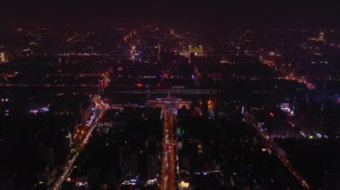 Gece vakti Changsha şehir merkezi trafik yolu kavşağı hava manzarası 4k porselen