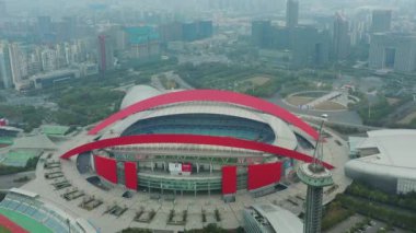 Şehrin havadan görünüşü ve Nanjing Olimpiyat Stadyumu, Çin 4K görüntü. 