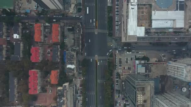 青岛市著名的商业街交叉口空中落点4K中国 — 图库视频影像