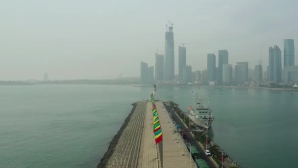 Solig Dag Qingdao Stad Känd Centrum Olympiska Bay Fyr Antenn — Stockvideo