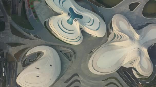 昼間昌沙市有名な国際文化芸術センター川沿い湾の空中パノラマ4K中国 — ストック動画