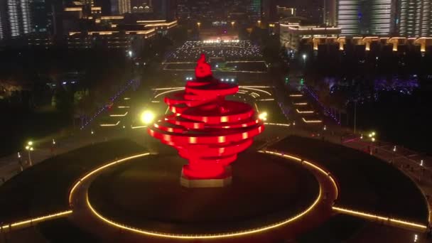 Nachtvlucht Qingdao Stad Beroemde Baai Monument Plein Luchtfoto Timelapse Panorama — Stockvideo