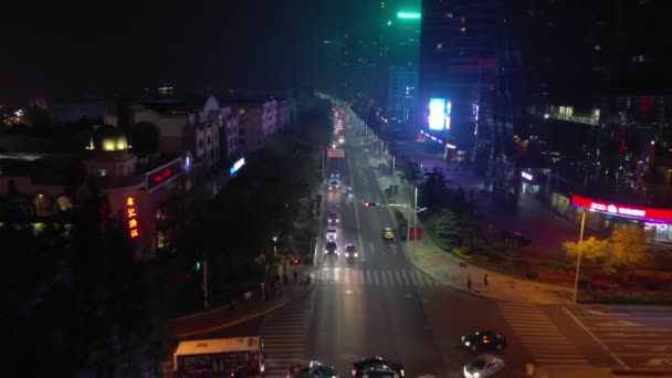 Éjszakai Megvilágítás Qingdao Város Híres Belvárosi Forgalom Utca Keresztút Légi — Stock videók