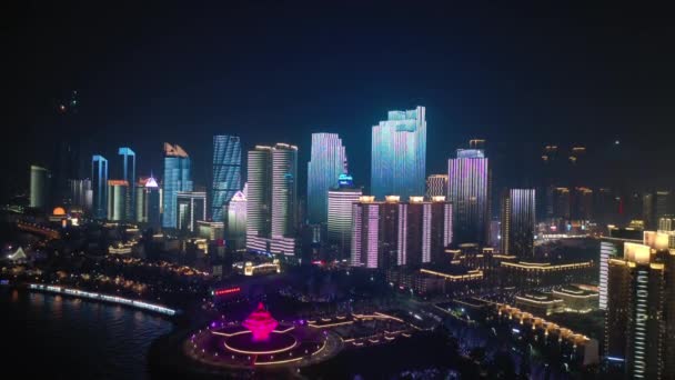 Voo Noturno Sobre Qingdao Cidade Famosa Baía Monumento Quadrado Aérea — Vídeo de Stock