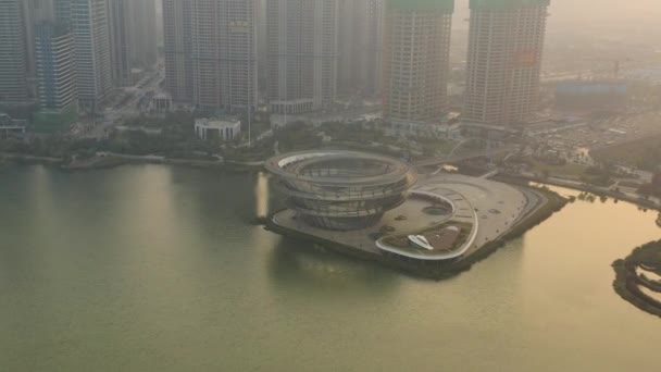 长沙市阳光明媚的日子市中心著名的文化综合体三角洲湾空中全景4K中国 — 图库视频影像