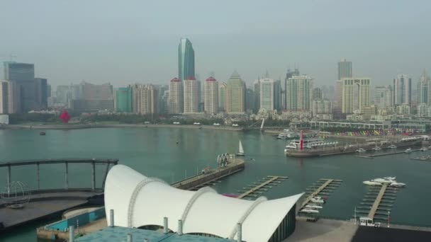 Soleado Día Qingdao Ciudad Famosa Centro Bahía Olímpica Faro Aéreo — Vídeos de Stock