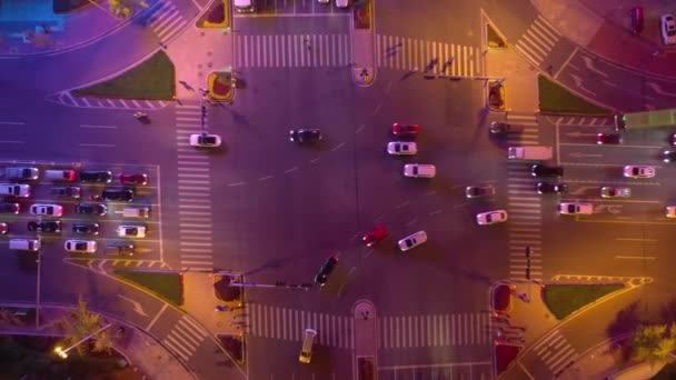 Noche Iluminación Qingdao Ciudad Famosa Centro Tráfico Calle Cruzando Carretera — Vídeo de stock