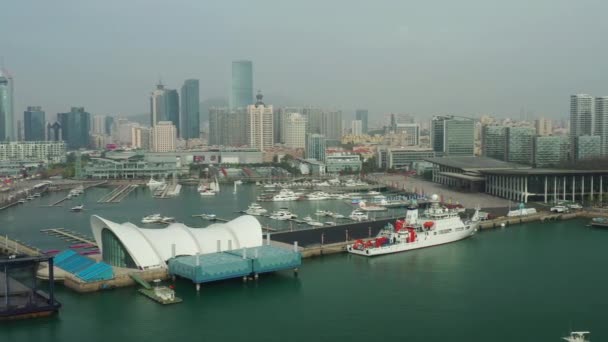 Soleado Día Qingdao Ciudad Famosa Centro Bahía Olímpica Faro Aéreo — Vídeos de Stock