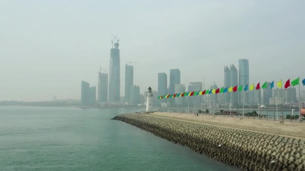 napsütéses nap qingdao város híres belvárosi olimpiai öböl világítótorony légi panoráma 4k porcelán