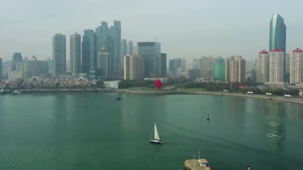 Soleado Día Qingdao Ciudad Famosa Centro Bahía Olímpica Faro Aéreo — Vídeos de Stock