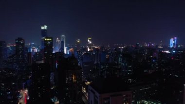 Nanjing Şehri üzerinde gece uçuşu. Hava trafiği. 4K görüntü.