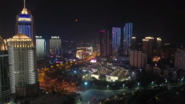Gece aydınlatması qingdao şehri şehir merkezindeki ünlü trafik sokağı üst tarafı havadan 4K çin.