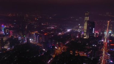 Changsha Şehri güneşli bir gece. Şehir merkezindeki ünlü körfez havacılığı panorama 4k porseleni.