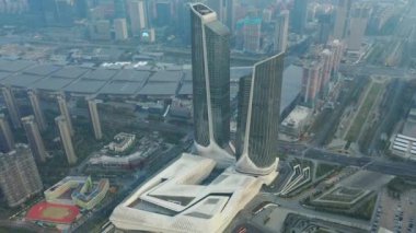 Nanjing Şehri üzerindeki gündüz uçuşu hava trafiği 4K görüntüsü