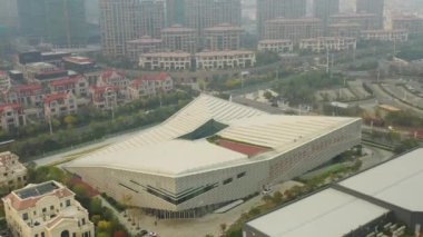 Bulutlu bir gün Qingdao şehir merkezi modern yaşam merkezi hava hızlandırılmış panorama 4k porselen