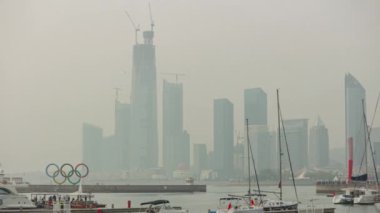 Gündüz vakti Qingdao şehri şehir merkezindeki panorama 4K Çin porseleni
