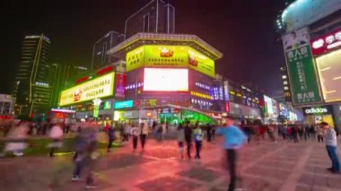 Gece vakti aydınlandı Changsha şehir merkezi kalabalık trafik sokağı hava zaman çizelgesi panorama 4k porselen