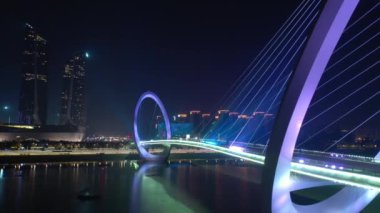 Nanjing Şehri üzerinde gece uçuşu. Hava trafiği. 4K görüntü.