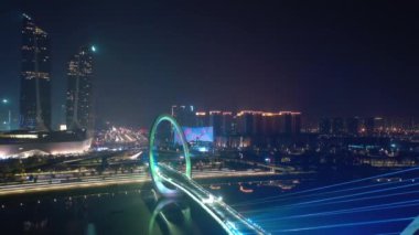 Nanjing Şehri üzerinde gece uçuşu. Hava trafiği. 4K görüntü.