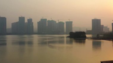 Gün batımı Changsha şehri nehir kenarı havacılık panoraması 4k porselen