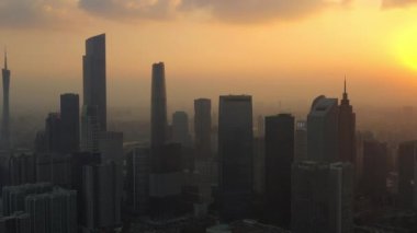 Akşam vakti Guangzhou endüstriyel şehir manzaralı hava manzarası. 4K Çin porseleni