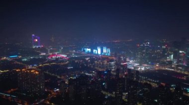 Nanjing Şehri üzerinde gece uçuşu. Hava trafiği. 4K görüntü.