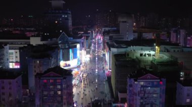 Gece aydınlatması qingdao şehri şehir merkezindeki ünlü trafik sokağı üst tarafı havadan 4K çin.