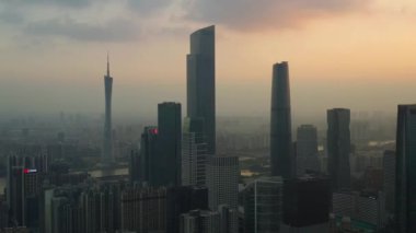 Akşam vakti Guangzhou endüstriyel şehir manzaralı hava manzarası. 4K Çin porseleni