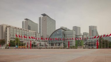 Gündüz vakti Qingdao şehri şehir merkezindeki hava saatleri panorama 4k porseleni