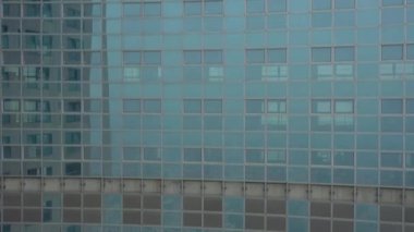 Qingdao şehri gündüz vakti sisli şehir merkezi terk edilmiş gökdelen hava manzaralı 4k porselen