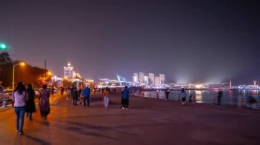 Gece vakti Qingdao şehri şehir merkezi zaman çizelgesi panorama 4k porselen
