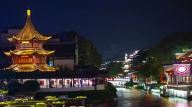 Gece vakti nehir kenarı hava manzarası 4K zaman dilimi görüntüsü