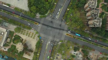 Nanjing Şehri üzerindeki gündüz uçuşu hava trafiği 4K görüntüsü