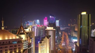 Gece aydınlatması qingdao şehri şehir merkezindeki ünlü trafik sokağı üst tarafı havadan 4K çin.