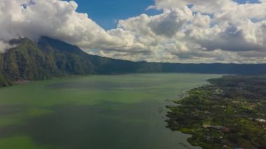 Tropikal sahilde inanılmaz bir gün batımı.