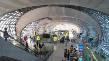 Bangkok sokaklarında insanlar var.