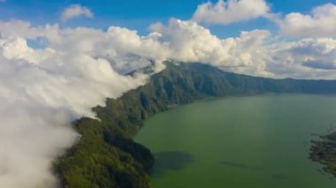 Tropikal sahilde inanılmaz bir gün batımı.