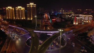Gece aydınlatması qingdao şehri şehir merkezindeki ünlü trafik sokağı üst tarafı havadan 4K çin.