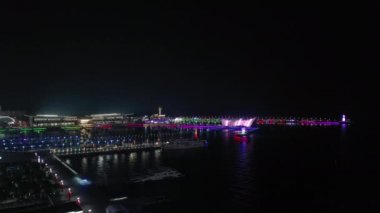 Güneşli bir gün Qingdao şehri Olimpiyat Körfezi deniz feneri şehir merkezindeki 4k porselen panorama