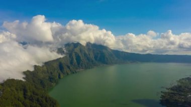 Güneşli bir gün bulutlu gökyüzü bali adası ünlü volkan gölü hava zamanı hızlandırılmış panorama 4k Endonezya