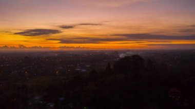Tropikal sahilde inanılmaz bir gün batımı.