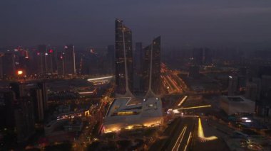 Nanjing şehrinin hava trafiği üzerinde akşam uçuşu 4K görüntüsü