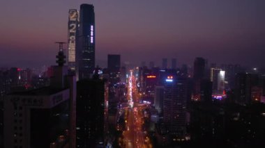 Gece vakti Changsha şehir merkezi trafik yolu kavşağı hava manzarası 4k porselen