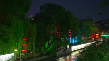 Gece vakti nehir kenarı hava manzarası 4K zaman dilimi görüntüsü