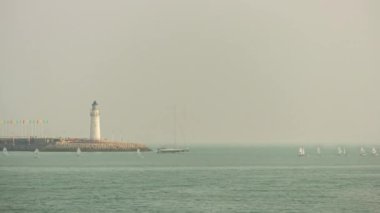 Gündüz vakti Qingdao şehri sahil körfezi zaman çizelgesi panorama 4k porselen