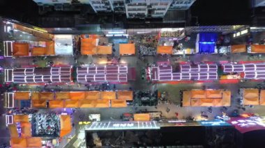 Gece vakti Qingdao şehri şehir merkezinde yürüyen panorama 4 bin porselen
