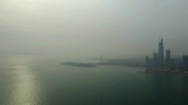 Güneşli bir gün Qingdao şehri Olimpiyat Körfezi deniz feneri şehir merkezindeki 4k porselen panorama