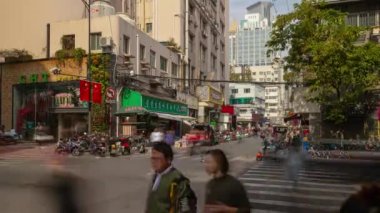 Nanjing Şehri üzerindeki gündüz uçuşu trafik zaman çizelgesi hava panorama 4K görüntüsü