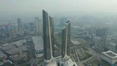 Nanjing Şehri üzerindeki gündüz uçuşu hava trafiği 4K görüntüsü
