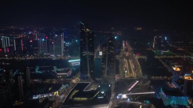 Nanjing Şehri üzerinde gece uçuşu. Hava trafiği. 4K görüntü.